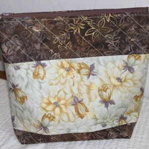 HANDMADE QUILTED MED COSMETIC MAKE-UP WRISTLET BAG
